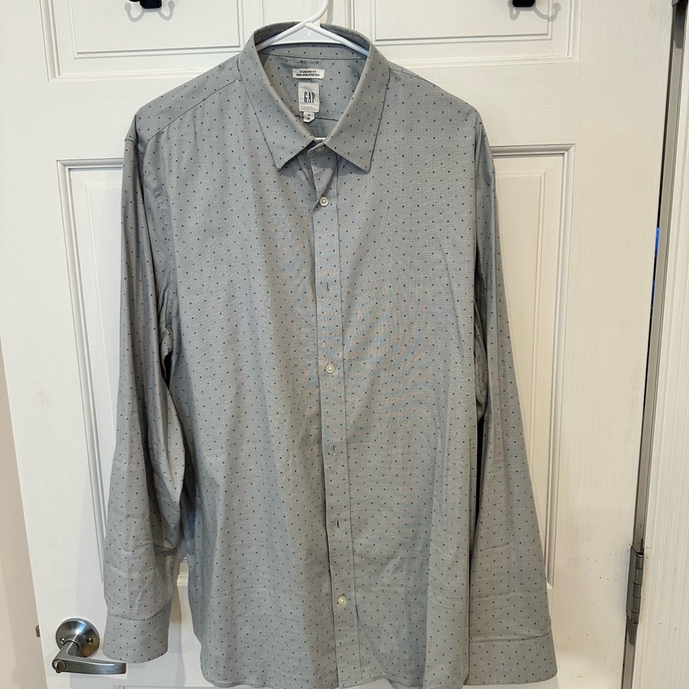 GAP Men's Gray Shirt